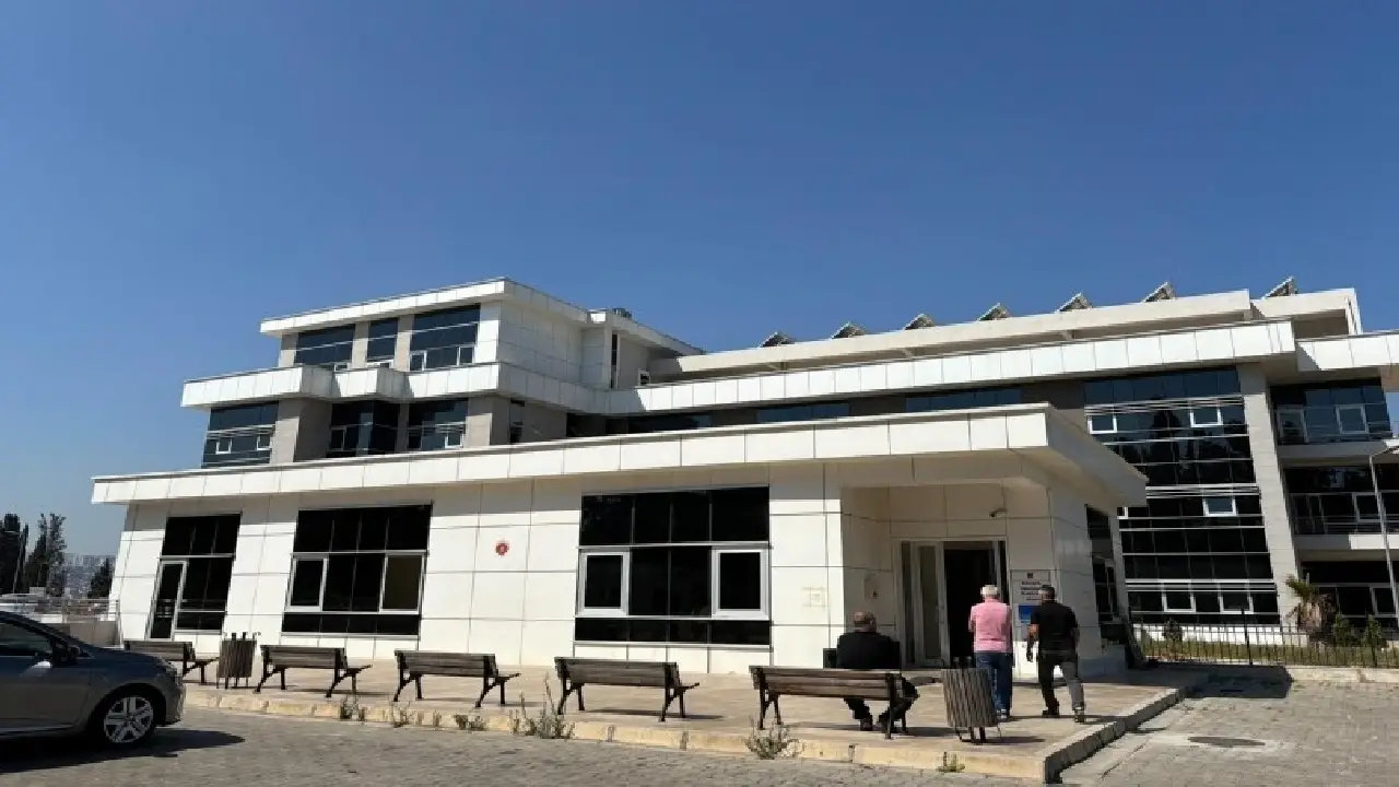 İzmir'in Gaziemir ilçesinde, uyuşturucu bağımlısı olduğu iddia edilen 21 yaşındaki