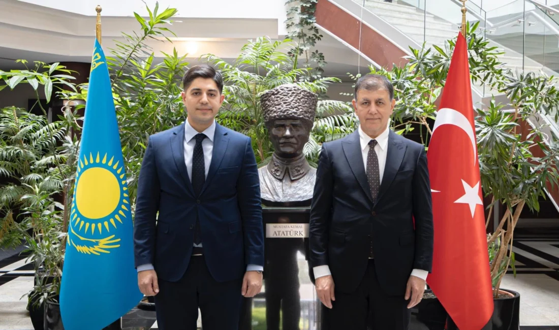 İzmir Büyükşehir Belediye Başkanı Dr. Cemil Tugay ile beraberindeki İzmir