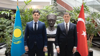 İzmir Büyükşehir Belediye Başkanı Dr. Cemil Tugay ile beraberindeki İzmir