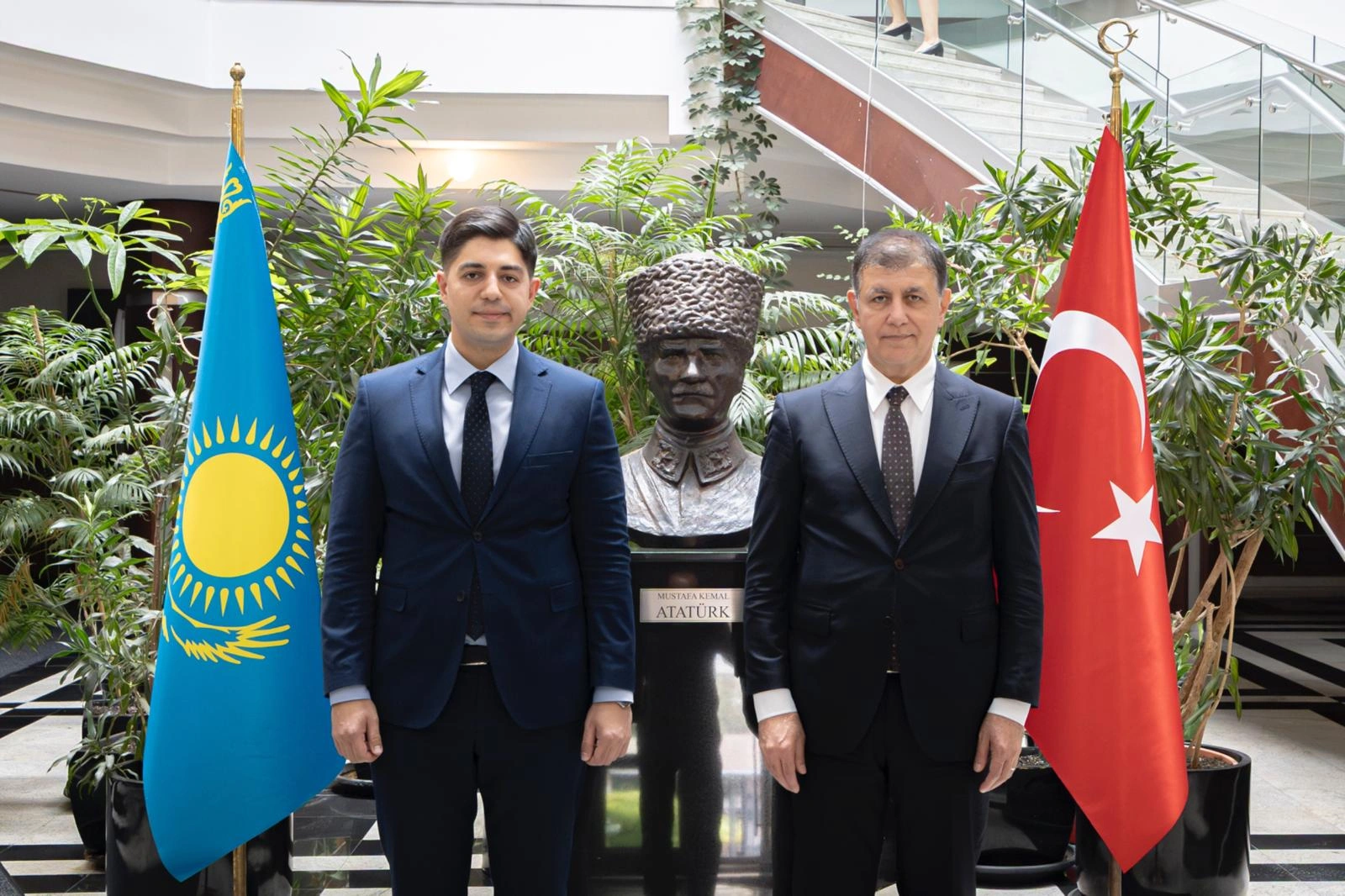 İzmir Büyükşehir Belediye Başkanı Dr. Cemil Tugay ile beraberindeki İzmir