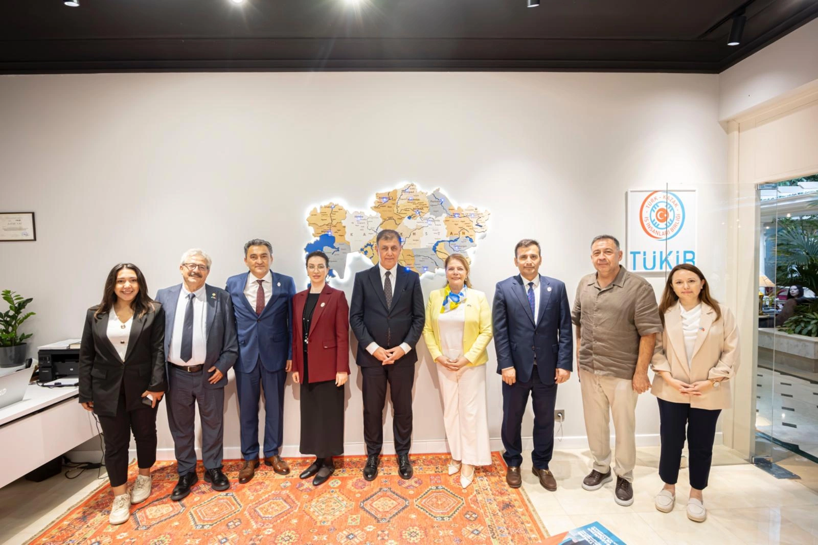 Orta Asya'dan İzmir'e yatırım köprüsü kuruluyor! Cemil Tugay Astana'dan müjdelerle dönüyor!