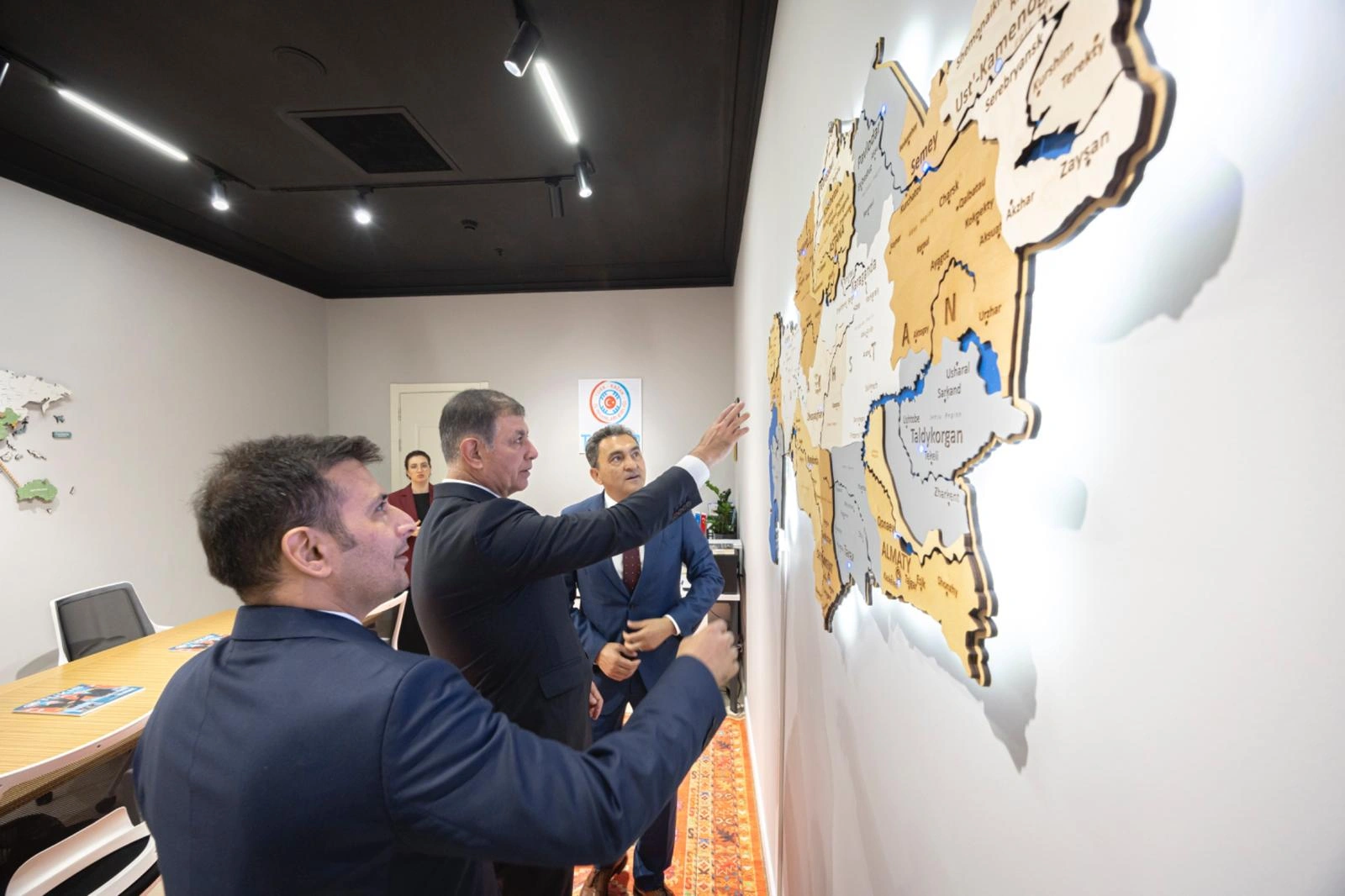 Orta Asya'dan İzmir'e yatırım köprüsü kuruluyor! Cemil Tugay Astana'dan müjdelerle dönüyor!