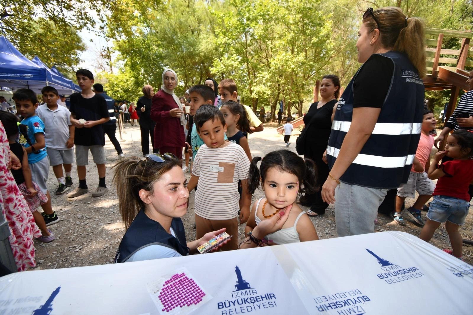 İzmir Büyükşehir Belediyesi Sosyal Hizmetler Dairesi Başkanlığı, kentteki sosyal dayanışma