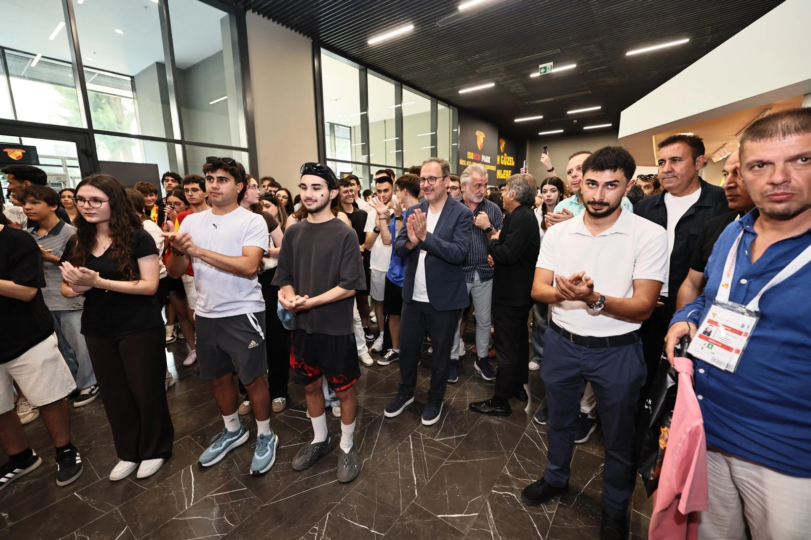 Kasapoğlu İzmirli YKS şampiyonlarıyla buluştu: "Sizler İzmir’in ve Türkiye’nin gururusunuz!"