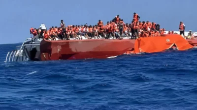 Kuzey Kıbrıs Türk Cumhuriyeti'nin Girne kenti açıklarında alabora olan katamaran