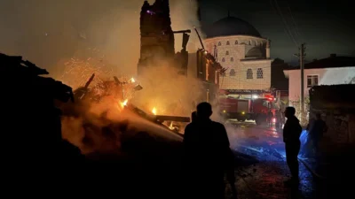 Kütahya'nın Domaniç ilçesinde bir ahşap evde başlayarak kontrolden çıkan ve