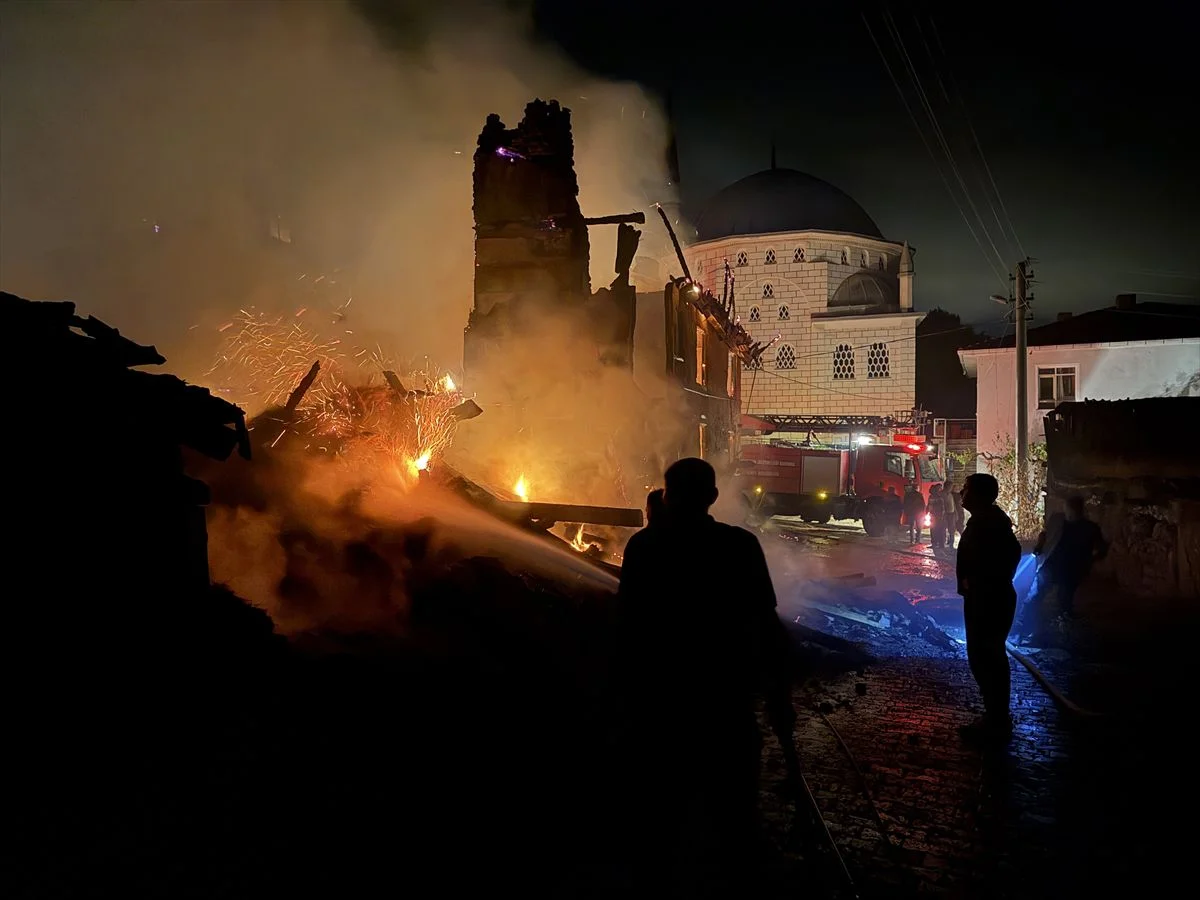 Korkutan ahşap ev yangını: Alevler samanlıklara sıçradı!