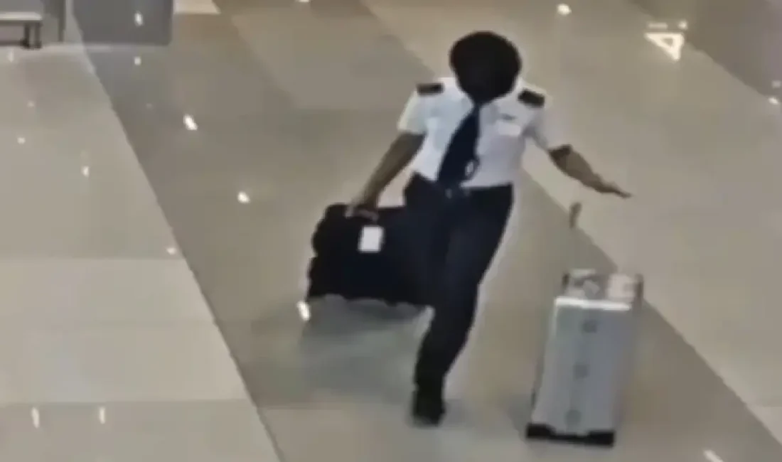 Kuala Lumpur-Cakarta seferini gerçekleştiren pilot MSO, Soekarno-Hatta Uluslararası Havalimanı'nda bagajında