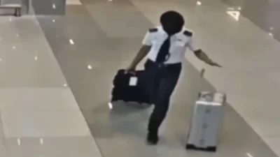 Kuala Lumpur-Cakarta seferini gerçekleştiren pilot MSO, Soekarno-Hatta Uluslararası Havalimanı'nda bagajında