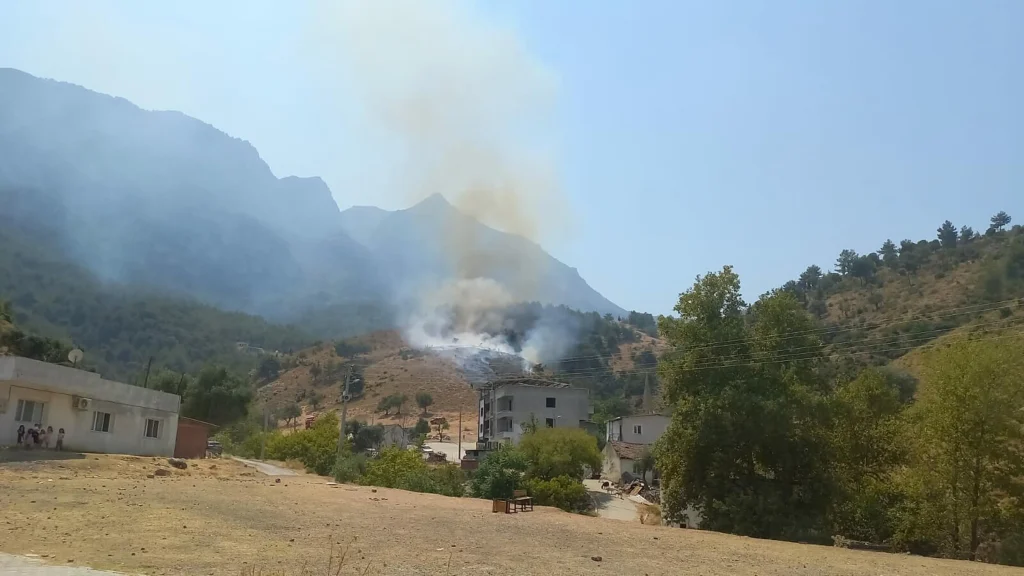 Manisa’da orman yangını alarmı: Rüzgar alevleri büyütüyor!