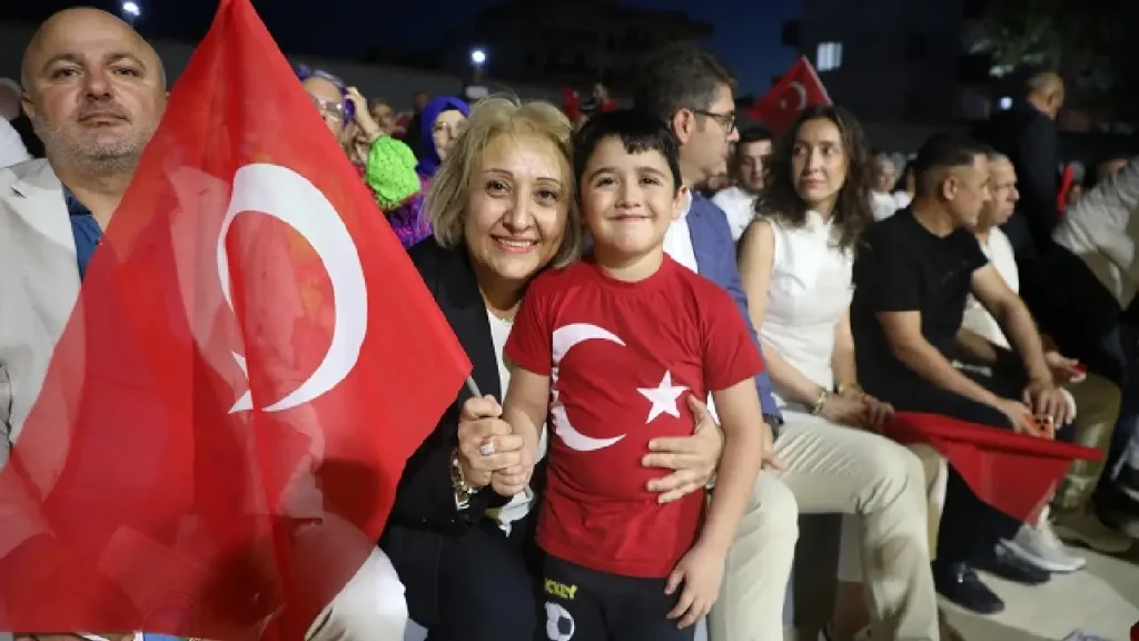 30 Ağustos coşkusu Menderes’i sardı: Gümüldür ve Özdere kırmızı-beyaza büründü!