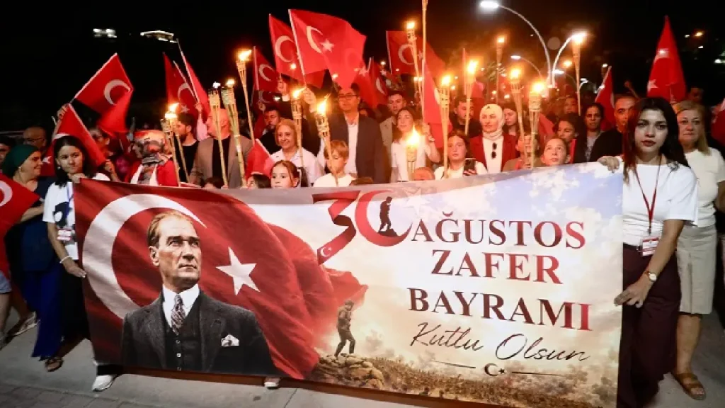 30 Ağustos coşkusu Menderes’i sardı: Gümüldür ve Özdere kırmızı-beyaza büründü!