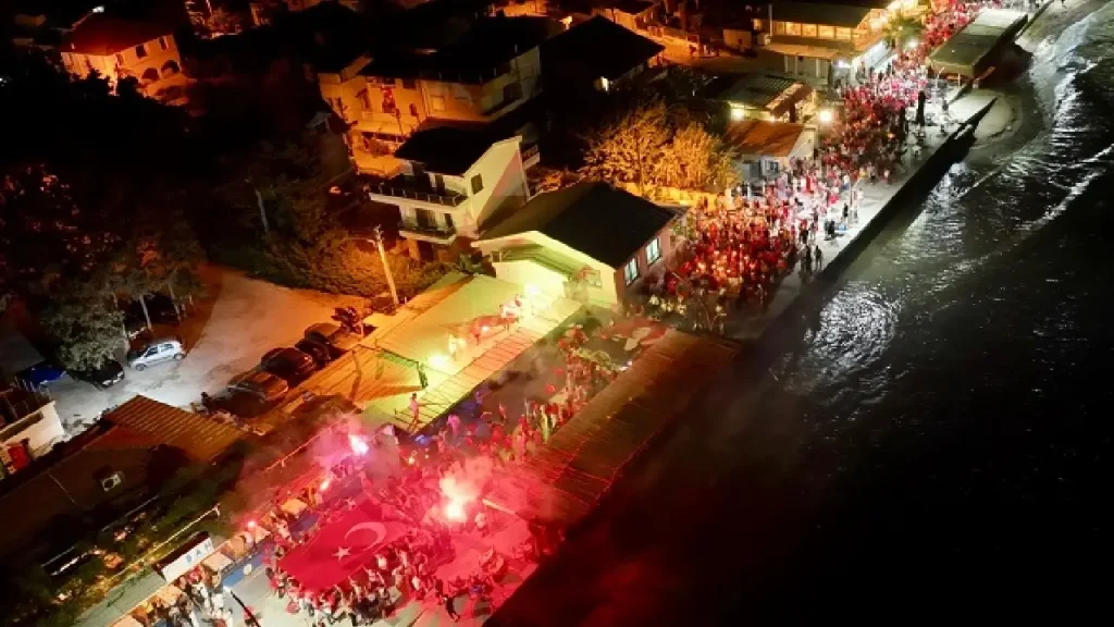30 Ağustos coşkusu Menderes’i sardı: Gümüldür ve Özdere kırmızı-beyaza büründü!