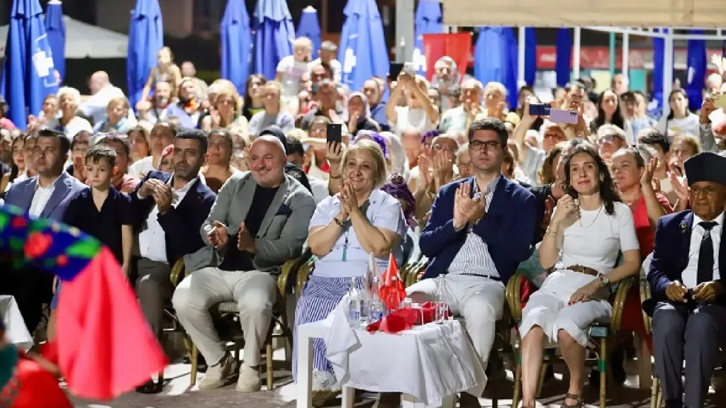 30 Ağustos coşkusu Menderes’i sardı: Gümüldür ve Özdere kırmızı-beyaza büründü!