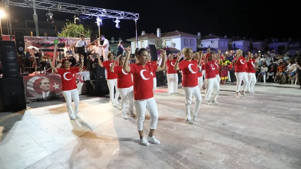 30 Ağustos coşkusu Menderes’i sardı: Gümüldür ve Özdere kırmızı-beyaza büründü!