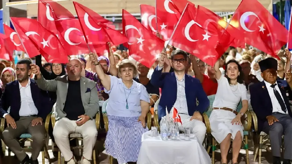 30 Ağustos coşkusu Menderes’i sardı: Gümüldür ve Özdere kırmızı-beyaza büründü!