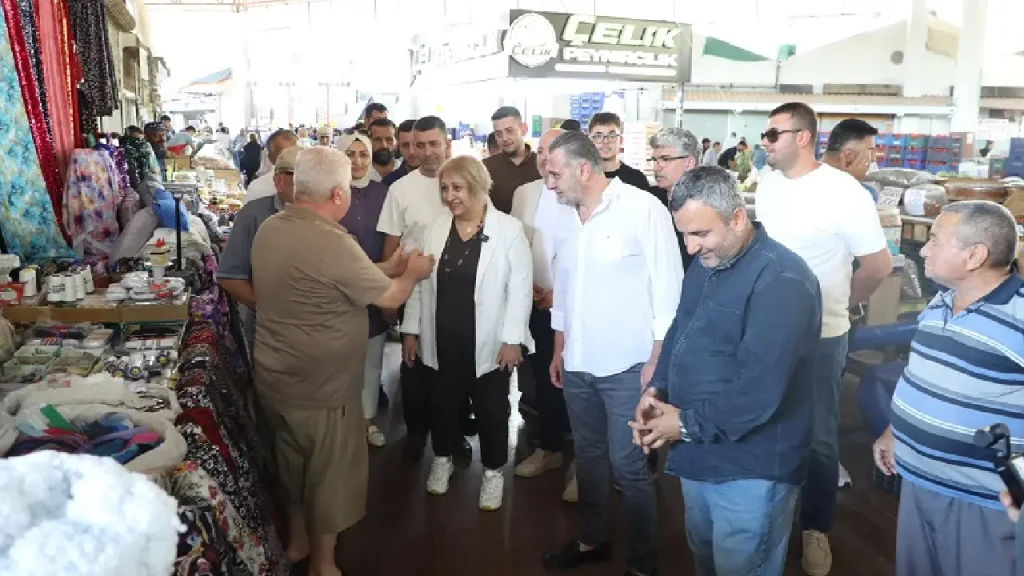 Başkan V. Şen sahaya indi ilk durak pazar esnafı oldu 1 Başkan V. Şen sahaya indi ilk durak pazar esnafı oldu