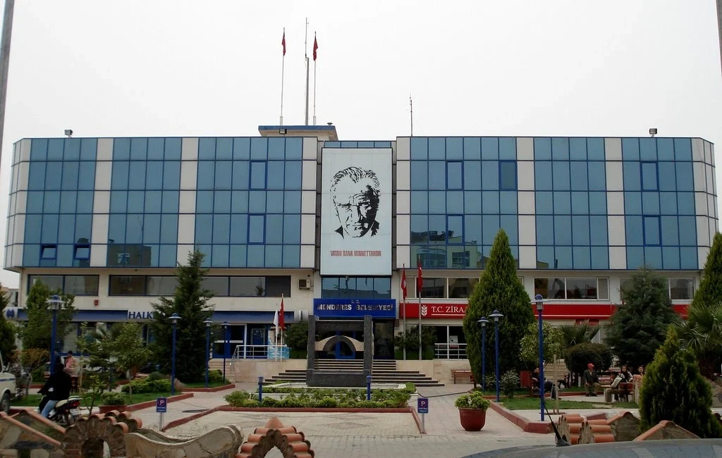 Menderes Belediyesi'ndeki rüşvet ve yolsuzluk operasyonunun ardından Tutuklanan Belediye Başkanı