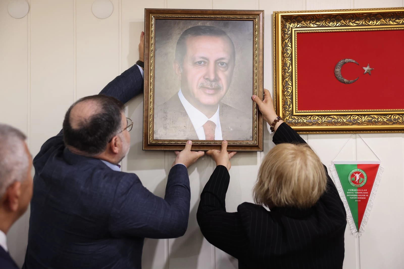 Menderes’te yeni dönem! Mesaiye Cumhurbaşkanı Erdoğan’ın portresini asarak başladı!