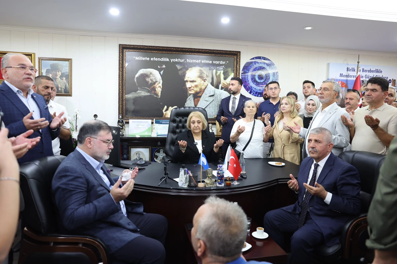 Menderes’te yeni dönem! Mesaiye Cumhurbaşkanı Erdoğan’ın portresini asarak başladı!