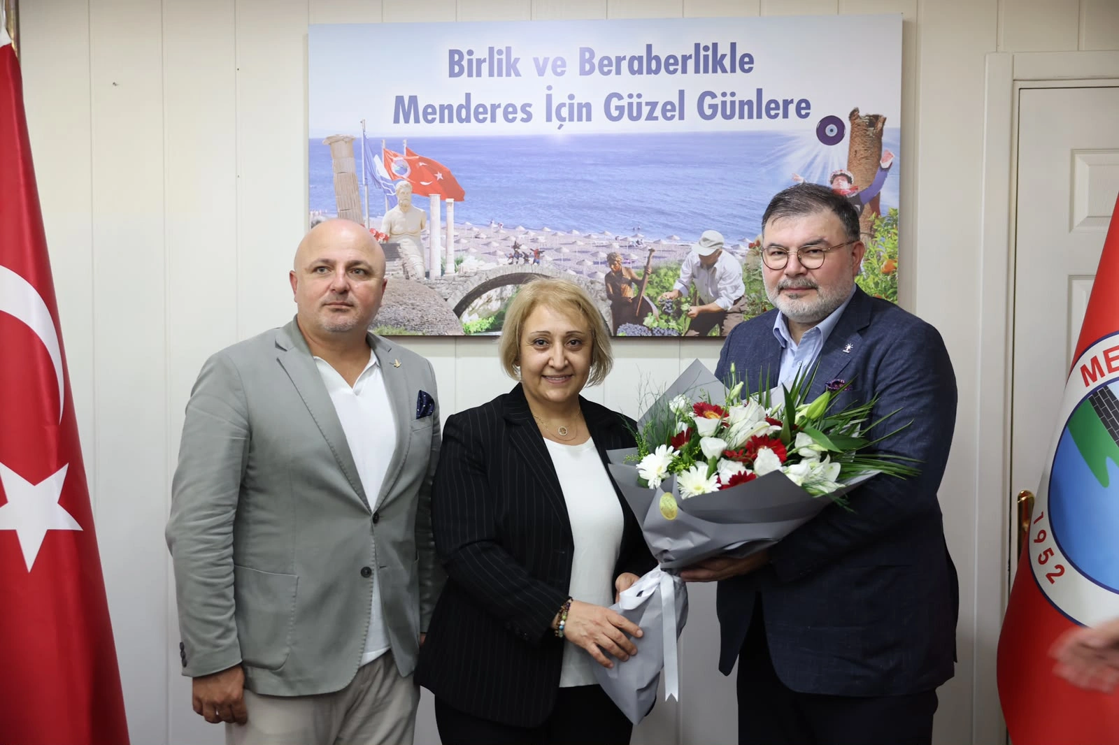 Menderes’te yeni dönem! Mesaiye Cumhurbaşkanı Erdoğan’ın portresini asarak başladı!
