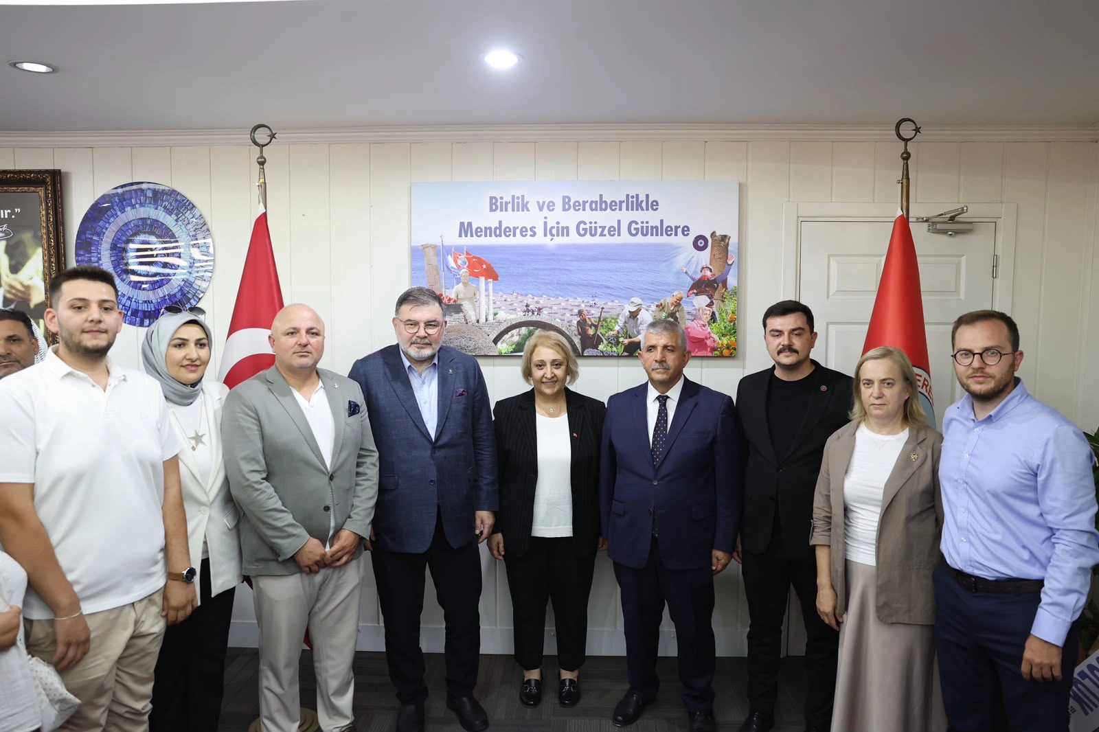 Menderes’te yeni dönem! Mesaiye Cumhurbaşkanı Erdoğan’ın portresini asarak başladı!