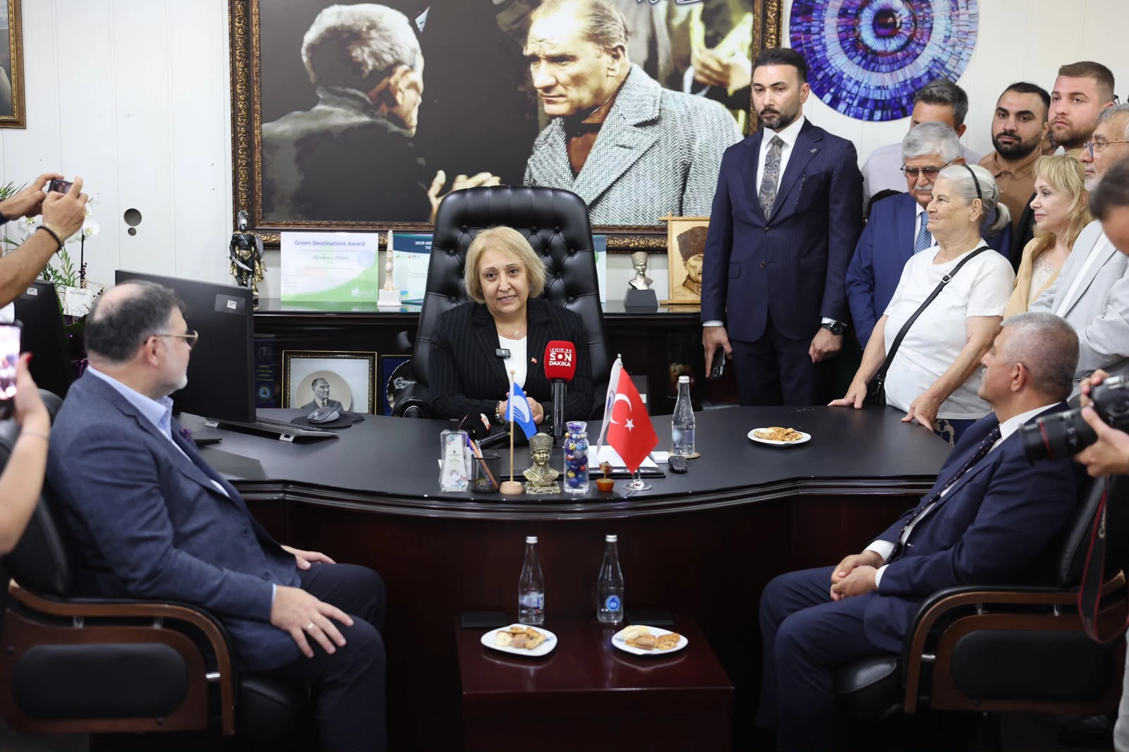 Menderes’te yeni dönem! Mesaiye Cumhurbaşkanı Erdoğan’ın portresini asarak başladı!