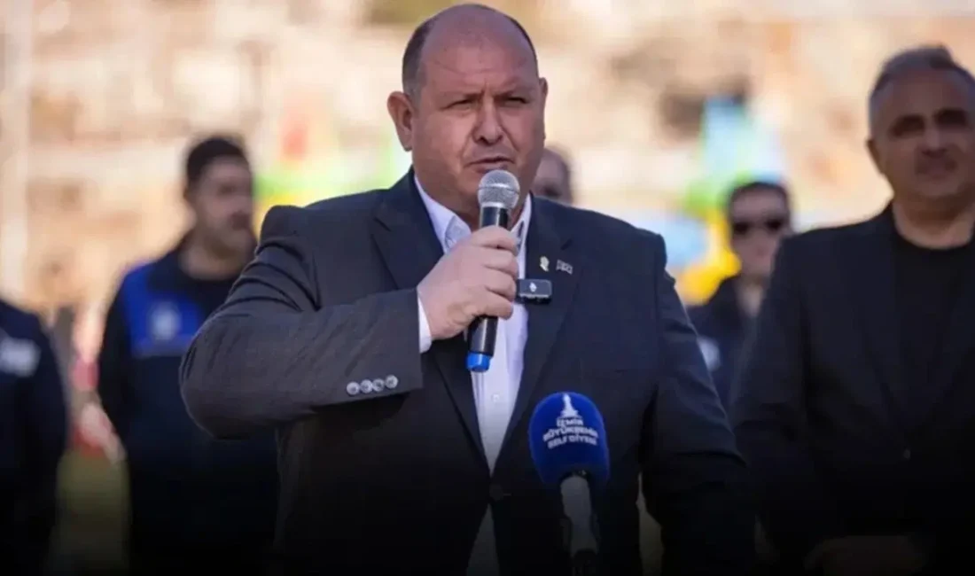 İzmir’de "örgüt kurma" ve "irtikap" suçlamalarıyla tutuklanarak görevden uzaklaştırılan Menderes
