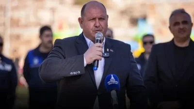 İzmir’de "örgüt kurma" ve "irtikap" suçlamalarıyla tutuklanarak görevden uzaklaştırılan Menderes