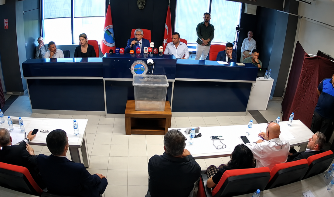 Menderes Belediyesi Başkanvekili seçiminin ilk tur oylaması tamamlandı. 

Buna göre