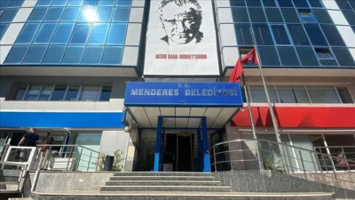 Menderes Belediye Başkanı İlkay Çiçek'in tutuklanarak görevden uzaklaştırılmasının ardından bugün