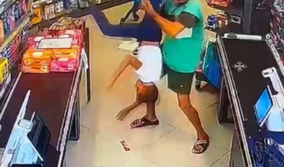 Mersin'de bir markette 11 yaşındaki çocuğu feci şekilde darp eden