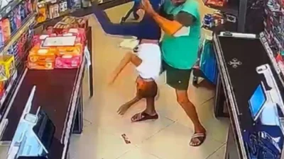 Mersin'de bir markette 11 yaşındaki çocuğu feci şekilde darp eden