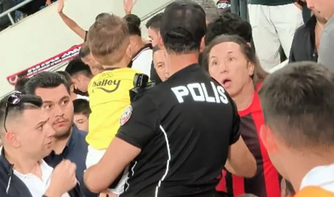 Gençlerbirliği-Fenerbahçe maçı öncesinde 4 yaşındaki çocuğun üzerindeki Fenerbahçe formasının zorla