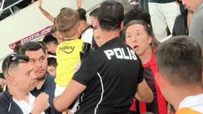 Gençlerbirliği-Fenerbahçe maçı öncesinde 4 yaşındaki çocuğun üzerindeki Fenerbahçe formasının zorla