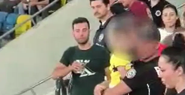 Minik Fenerbahçeli taraftarın formasının çıkarttırılmasında gözaltı
