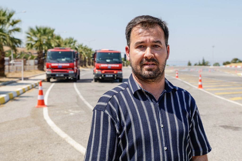 İzmir'in 25 yeni itfaiye şoförü zorlu parkurda: Her zeminde testlerden başarıyla geçtiler