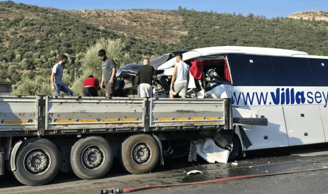 Muğla'nın Milas ilçesinde tur otobüsünün önde seyreden demir yüklü tıra