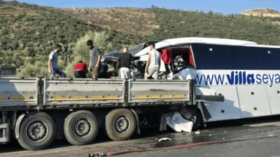 Muğla'nın Milas ilçesinde tur otobüsünün önde seyreden demir yüklü tıra