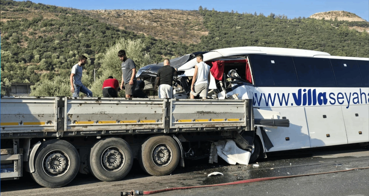 Muğla'nın Milas ilçesinde tur otobüsünün önde seyreden demir yüklü tıra