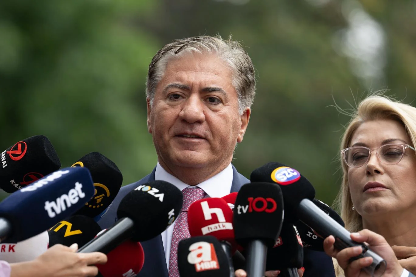 Yeni Parti Grup Başkanvekili Murat Emir, iş insanı Aziz İhsan