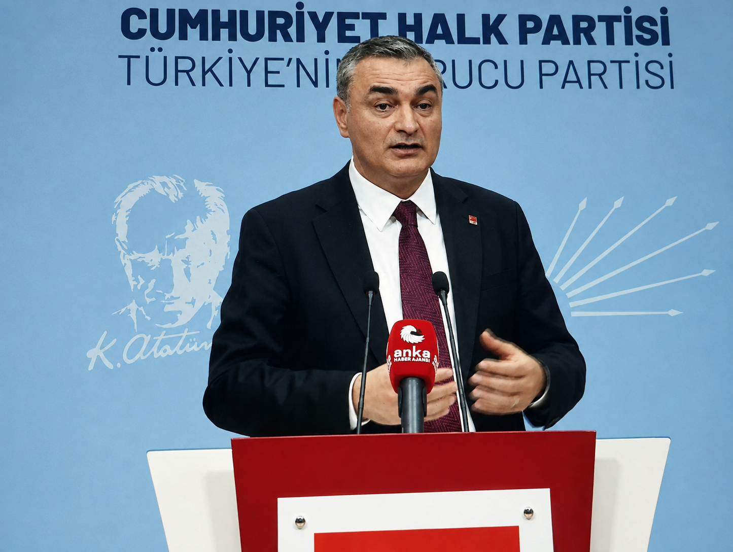 Yargının "mutlak butlan" kararıyla CHP Genel Başkanlığı koltuğuna geri dönen