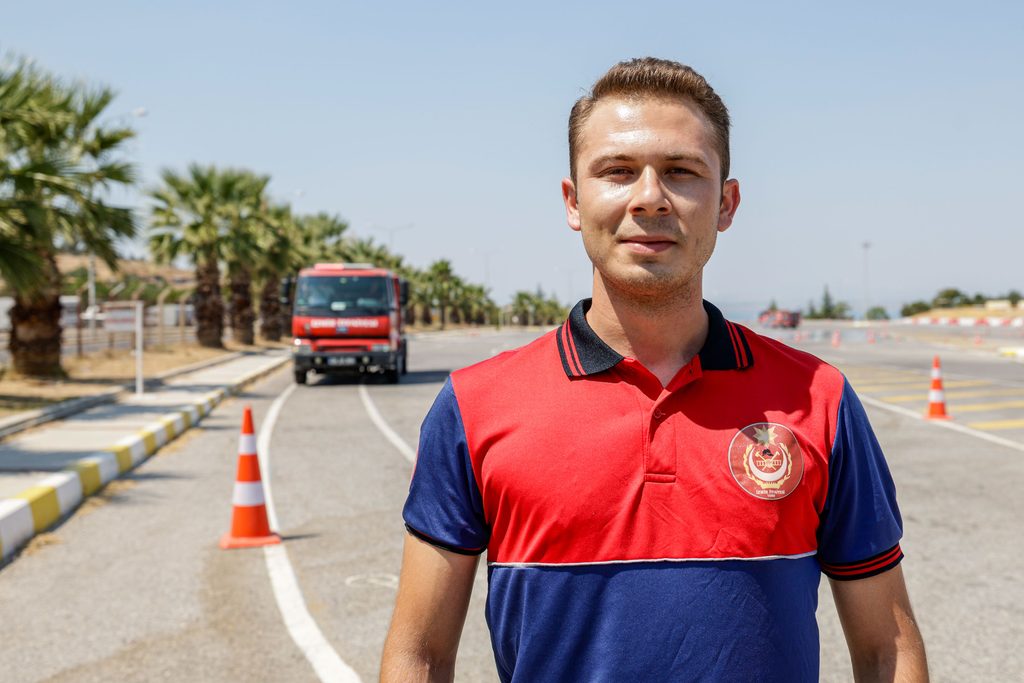 İzmir'in 25 yeni itfaiye şoförü zorlu parkurda: Her zeminde testlerden başarıyla geçtiler