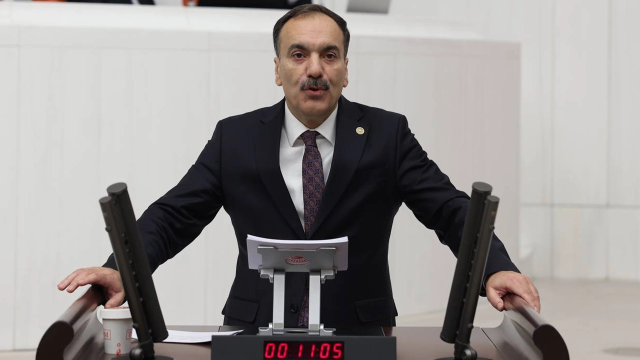 2023 seçimlerinde CHP listelerinden İzmir Milletvekili seçilen Gelecek Partili Mustafa