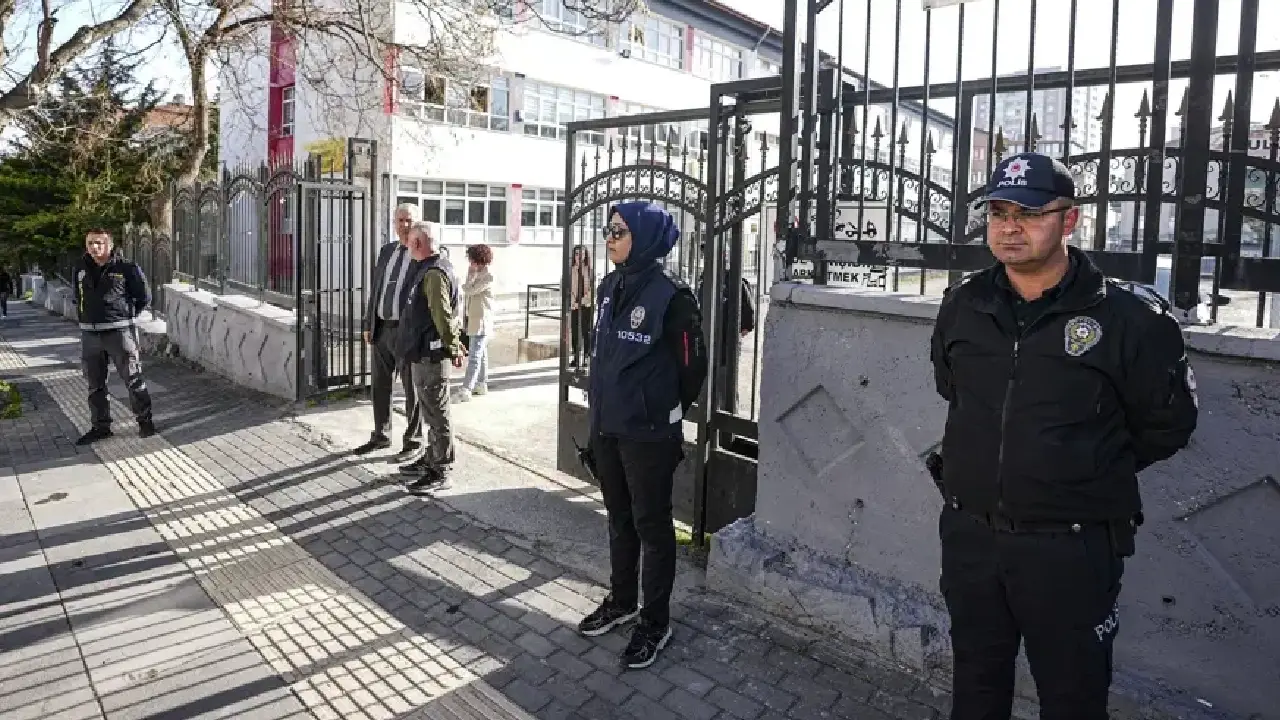 Okullara 30 bin güvenlik personeli alınıyor: Girişlerde el dedektörlü arama dönemi başlıyor 1 Okullara 30 bin güvenlik personeli alınıyor: Girişlerde el dedektörlü arama dönemi başlıyor