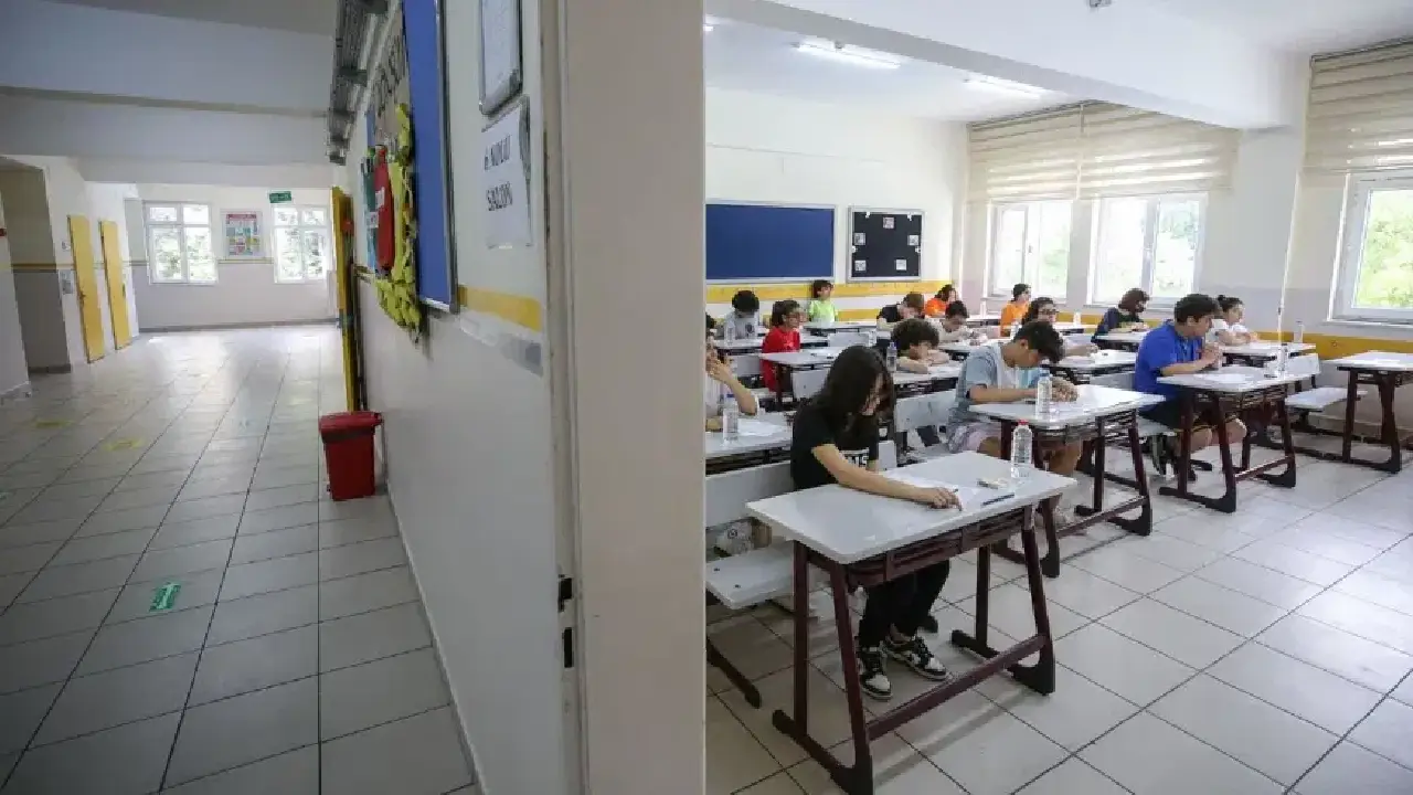 Okullara 30 bin güvenlik personeli alınıyor: Girişlerde el dedektörlü arama dönemi başlıyor 2 Okullara 30 bin güvenlik personeli alınıyor: Girişlerde el dedektörlü arama dönemi başlıyor