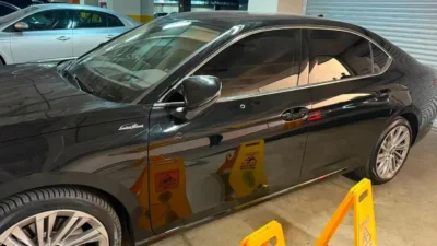 Çiğli Belediye Başkanı Onur Emrah Yıldız’ın makam aracına belediye otoparkında