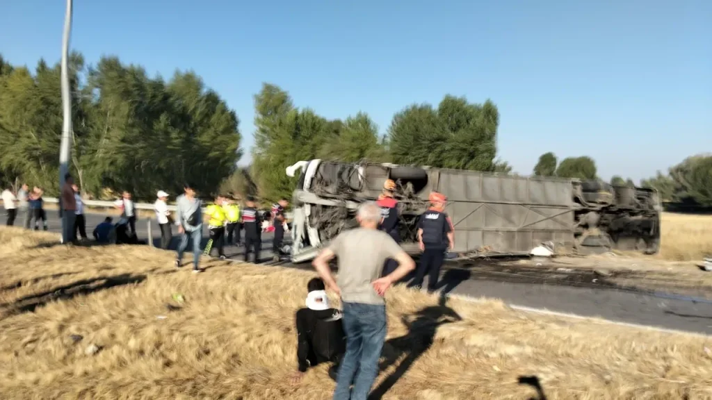 Afyonkarahisar'da yolcu otobüsü devrildi: 22 yolcu yaralandı