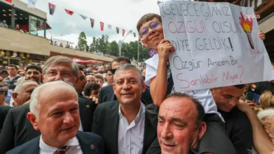 YENİ Parti Genel Başkanı Özgür Özel, Kocaeli'nin Karamürsel ilçesinde esnaf