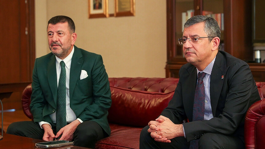 TBMM Başkanlığı, muhalefet saflarını hareketlendiren yeni dokunulmazlık dosyalarıyla sarsıldı. YENİ